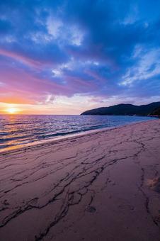砂浜から眺める夕暮れ 砂浜から眺める夕暮れの写真