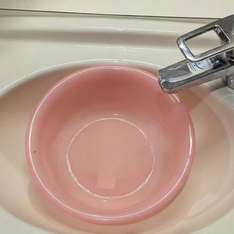 洗面台の中の洗面器 洗面器,洗面台,手洗いの写真素材