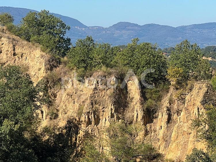 ヴァルダルノの襞（イタリア） 断崖絶壁,木,山の写真素材