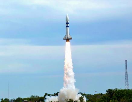 空に向かって飛ぶ打ち上げロケット 空に向かって飛ぶ打ち上げロケットの写真