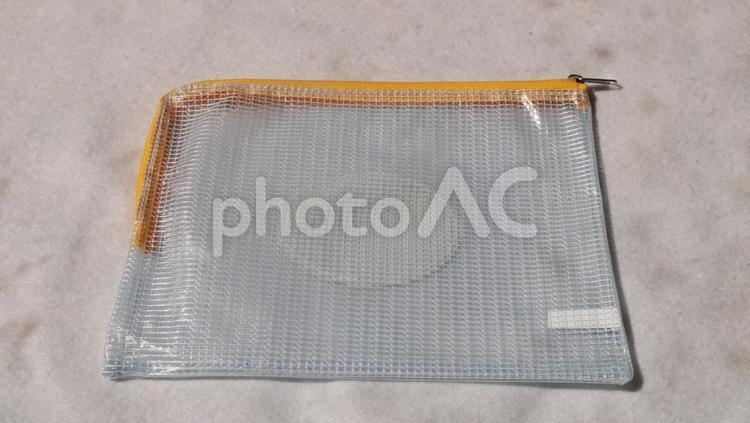 透明のファスナー付き小物入れ 透明,袋,ファスナーの写真素材