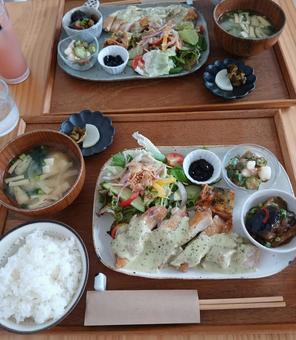 チキンバジルソースの定食ランチ 味噌汁,白米,外食の写真素材