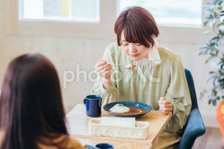 マスク会食・マスク飲食する女性 マスク会食,マスク飲食,マスクの写真素材