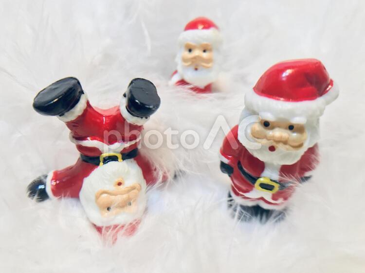 サンタクロースの人形たちと羽毛の背景、クリスマスイメージ クリスマス,サンタクロース,サンタさんの写真素材