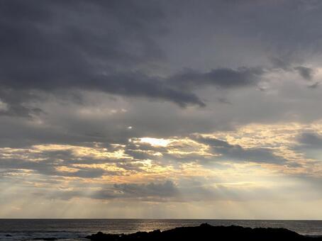 雲間から差し込む朝の光と海 反射,自然,旅の写真素材