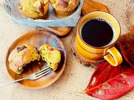 ドライフルーツのマフィンとコーヒー ドライフルーツ,マフィン,コーヒーの写真素材