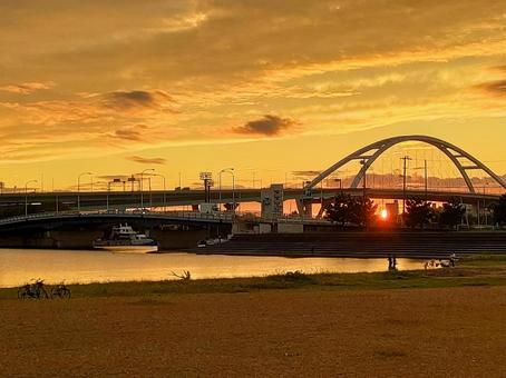 夕焼けと 夕焼けと 夕焼け,夕日,ロマンチックの写真素材