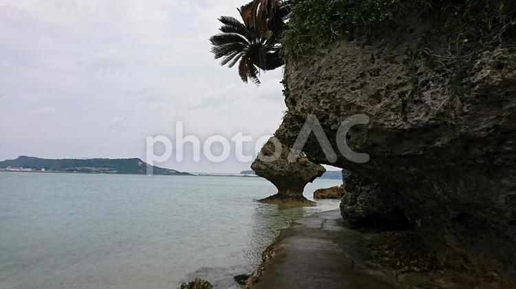 神秘的な海辺の景色：アマミチューの墓周辺 浜比嘉島,アマミチューの墓,沖縄の写真素材