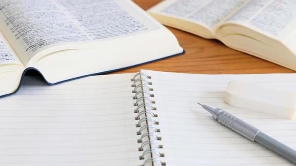 教育 学習 テスト勉強 ノートと英和辞典 教育 学習 テスト勉強 ノートと英和辞典 教育,勉強,学習の写真素材