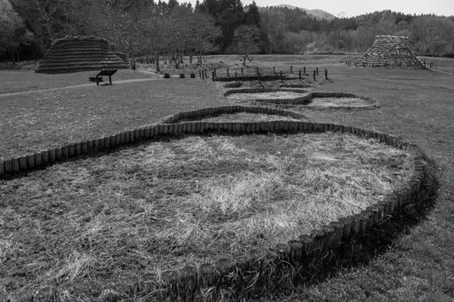 大船縄文遺跡にて 大船縄文遺跡にて モノクロ,住居,光の写真素材