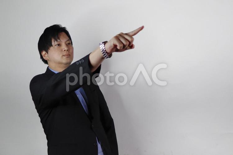 未来を見据え指し示すビジネスマン ビジネスマン,指差し,指さすの写真素材