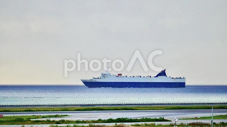 沖縄空港の沖を航行する貨物船 貨物船,雲,波の写真素材