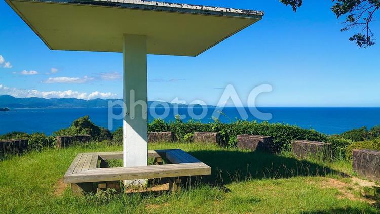 海の見えるベンチと屋根 ベンチ,屋根,休憩の写真素材