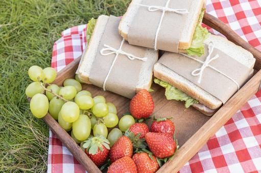 いちごなどのフルーツとパン サンドイッチ,ぶどう,いちごの写真素材