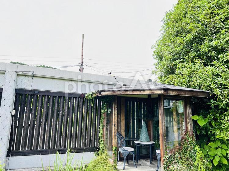 庭の東屋とガーデンテーブルセット 庭の東屋とガーデンテーブルセット 東屋,あずまや,パーゴラの写真素材