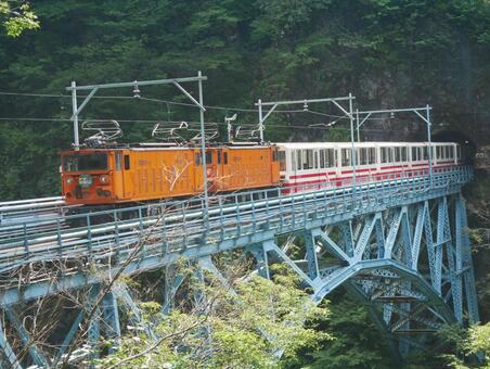 黒部峡谷のトロッコ列車 黒部峡谷のトロッコ列車の写真