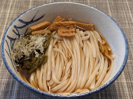 小雪前の日曜日に自宅で食べた讃岐うどん 干しうどん,麺類,かけうどんの写真素材