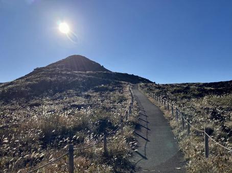 大島三原山山頂のススキ風景 大島,三原山,山頂の写真素材