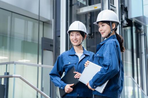 ビルメンテナンスする女性エンジニア 不動産,エンジニア,メンテナンスの写真素材