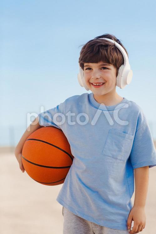 ボールを抱える男の子 男の子,人物,音楽の写真素材