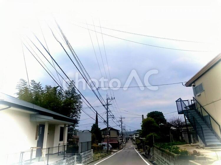 住宅街の道路 アパート,ビル,交通機関の写真素材