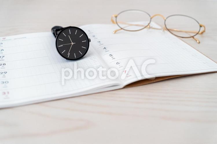 スケジュール帳と眼鏡、時計 スケジュール,予定,時計の写真素材