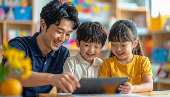 タブレットで遊ぶ保育士と子ども タブレットで遊ぶ保育士と子どもの写真