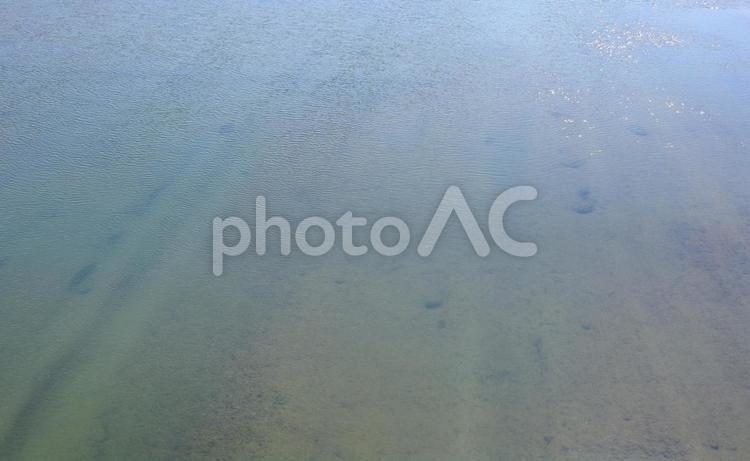 上空から撮影した川の水面 川,川面,水遊びの写真素材