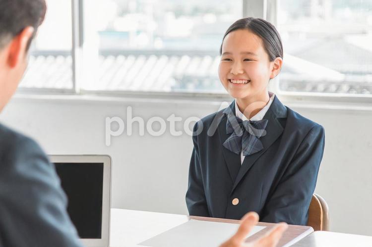 進路相談をする日本人中学生・高校生と先生 中学生,進路相談,高校生の写真素材