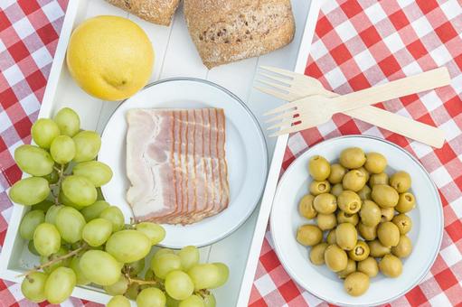 真上から見たベーコンやフルーツ ピクニック,ぶどう,フルーツの写真素材