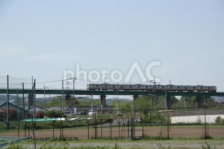 鉄道が橋を渡っている風景（E231系） 橋,線路,鉄道の写真素材