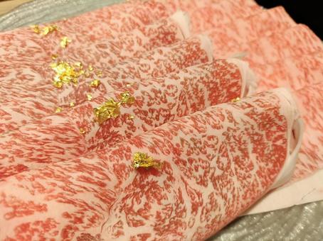 金箔が乗ったしゃぶしゃぶのお肉2 金箔が乗ったしゃぶしゃぶのお肉2 しゃぶしゃぶ,牛肉,お肉の写真素材
