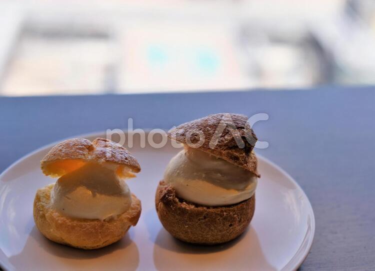 ラウンジでの一口サイズのシュークリーム シュークリーム,小さい,ミニサイズの写真素材