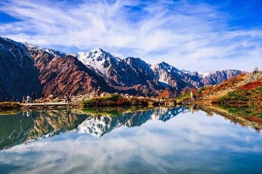 冠雪の北アルプスの白馬岳と八方池 冠雪,冬山,雪山の写真素材