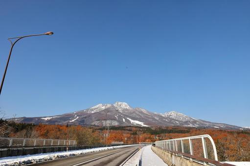 雪景色　新潟県　妙高山　道路 空,山,秋の写真素材