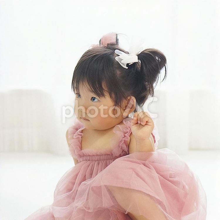 ピンクのドレスを着た二歳の女の子 ドレス,女の子,女児の写真素材