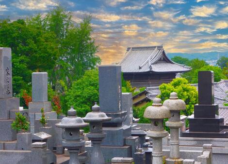 夕刻の墓と寺の屋根（青空と雲） 墓,寺,墓地の写真素材