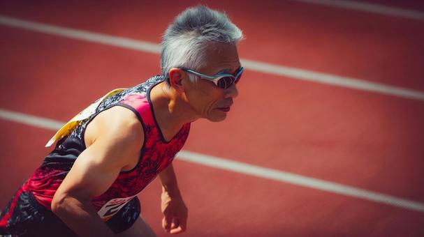 陸上競技を楽しむ中年・シニア男性11 陸上競技を楽しむ中年・シニア男性11の写真
