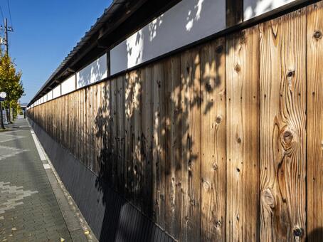 秋陽に輝く木塀のある街角 木塀,木目,街角の写真素材