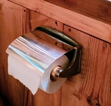 トイレットペーパーホルダー 木の壁 背景 トイレットペーパーホルダー 木の壁 背景 ナチュラル系,トイレ,カントリー調の写真素材