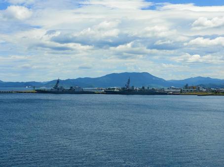 海自護衛艦が停泊する青森港と夏泊半島 青森港,青森市,本港の写真素材