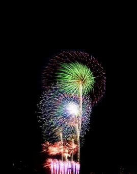 カラフルな打ち上げ花火 カラフルな打ち上げ花火の写真