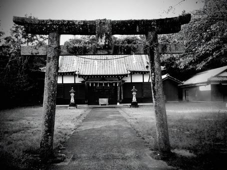 香川県-神野神社-石鳥居と拝殿-白黒 香川県-神野神社-石鳥居と拝殿-白黒の写真