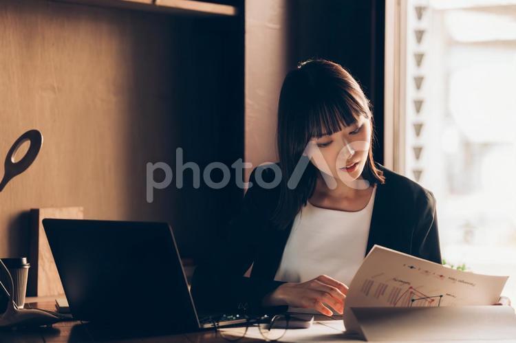 デスクワークをするビジネスウーマン 女性,ビジネス,パソコンの写真素材