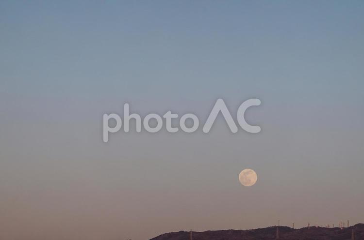 夕暮れの満月 夕景,夕焼け,燃えるの写真素材