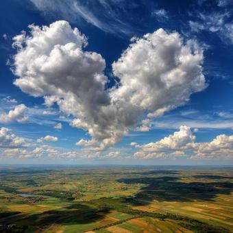 ハート型の雲が広がる美しい空と風景 ハート型の雲が広がる美しい空と風景の写真
