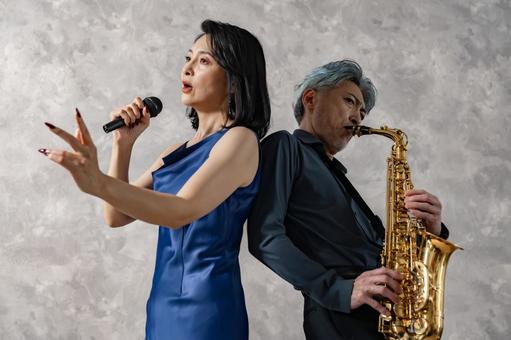 男女がサックス演奏とボーカルをしている デュオ,サックス,サクソフォンの写真素材