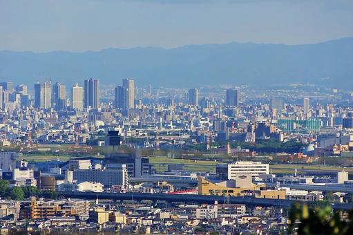 山から見下ろす空港と大阪都心 山から見下ろす空港と大阪都心の写真