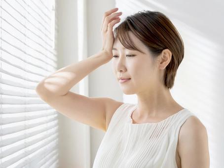 日差しを浴びる女性_AS000004 日差しを浴びる女性_AS000004の写真