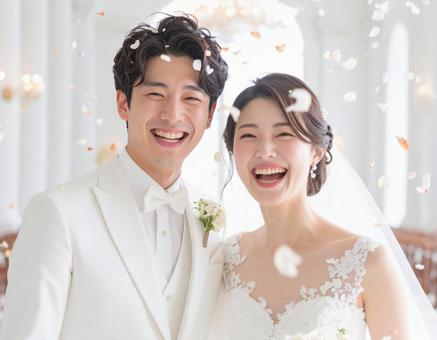 結婚式で笑顔を見せる新郎新婦 結婚式で笑顔を見せる新郎新婦の写真